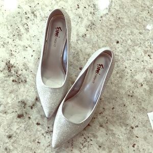 Fioni Night Silver Pumps